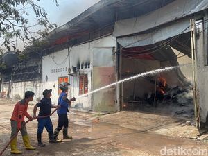 Kebakaran Hebat Ludeskan Pabrik Mebel di Mojokerto Kebakaran Hebat Ludeskan Pabrik Mebel di Mojokerto
