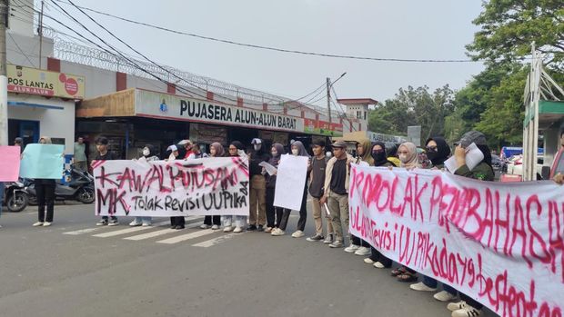 Mahasiswa berdemo di depan Gedung DPRD Lebak, Banten, Jumat (23/8/2024).