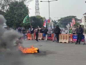Pendemo Soroti Ketua DPRD Lebak Unggah Garuda Biru Indonesia Baik-baik Saja Pendemo Soroti Ketua DPRD Lebak Unggah Garuda Biru Indonesia Baik-baik Saja