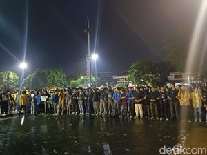 Sempat Ricuh, Demo Tolak RUU Pilkada di Banyumas Dibubarkan Polisi Sempat Ricuh, Demo Tolak RUU Pilkada di Banyumas Dibubarkan Polisi