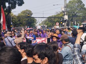 Massa Aksi di KPU Siap Kawal Putusan MK hingga PKPU Pilkada Terbit