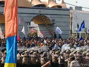 Demo Tolak RUU Pilkada di Lampung Diwarnai Lemparan Batu