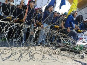 Aksi Tolak RUU Pilkada di Lampung, Massa Rusak Pagar Kawat Berduri