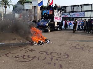 Massa Demo Kawal Putusan MK Bakar Ban di Depan Gedung DPR