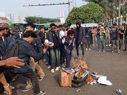 Massa di Depan DPR Bakar Ban hingga Poster Jokowi