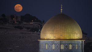 Melihat Penampakan Supermoon dari Kompleks Al Aqsa