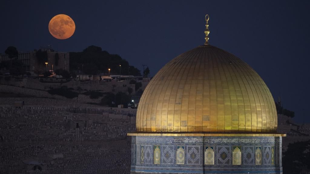 Melihat Penampakan Supermoon dari Kompleks Al Aqsa Melihat Penampakan Supermoon dari Kompleks Al Aqsa