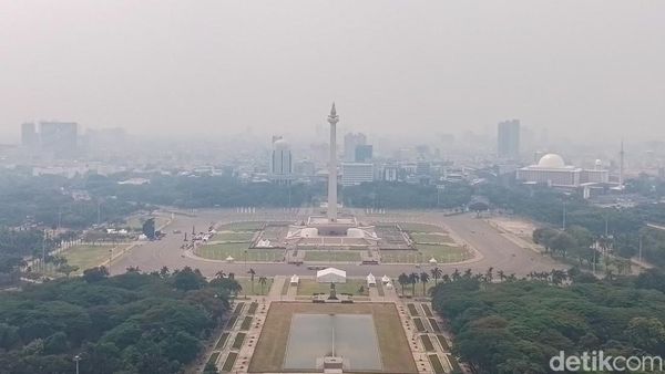 Memandang Monas dari Lantai Paling Tinggi Perpusnas