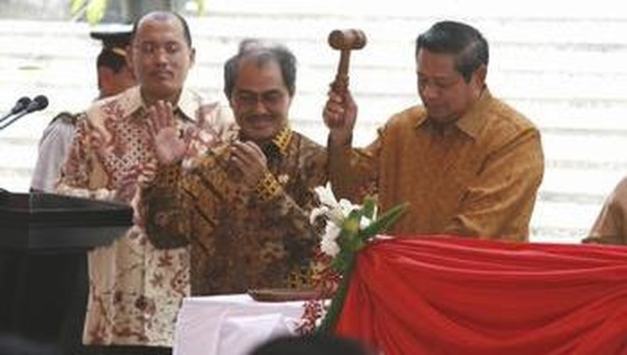 Mari mengenal gedung Mahkamah Konsitusi (MK). Ternyata, lembaga tinggi negara ini adalah penghuni baru di kawasan ringing satu Jakarta.