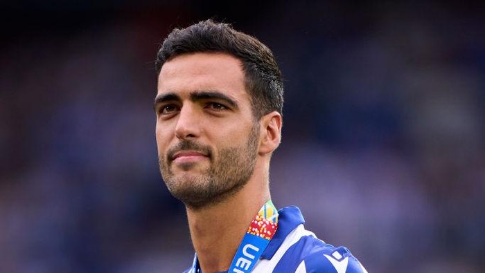 SAN SEBASTIAN, SPAIN - AUGUST 18: Mikel Merino of Real Sociedad looks on prior the game the La Liga match between Real Sociedad de Fútbol and Rayo Vallecano de Madrid at Reale Arena on August 18, 2024 in San Sebastian, Spain. (Photo by Diego Souto/Getty Images)