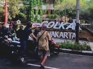 Papan Nama Depan Kantor Golkar DKI Dirusak Orang Tak Dikenal Papan Nama Depan Kantor Golkar DKI Dirusak Orang Tak Dikenal
