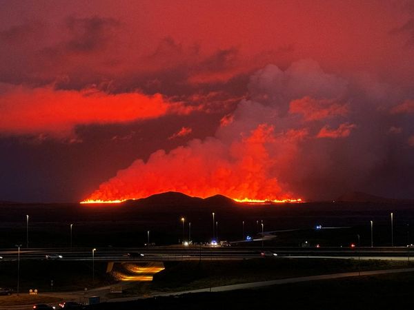 Penampakan Letusan Gunung Berapi di Islandia
