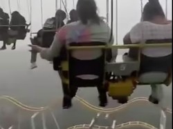 Momen Ngeri Wisatawan Terjebak di Wahana Adrenalin Saat Badai Petir