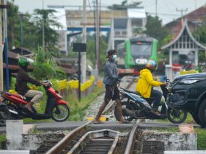 Duh, Bahaya Nggak Sih Perlintasan Liar Kayak Gini?