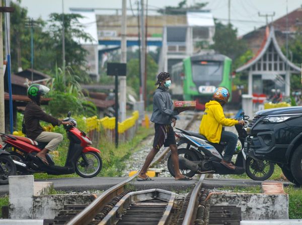Duh, Bahaya Nggak Sih Perlintasan Liar Kayak Gini?