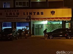 KPK Bawa Lebih 3 Koper Usai Periksa Pokmas Lamongan KPK Bawa Lebih 3 Koper Usai Periksa Pokmas Lamongan
