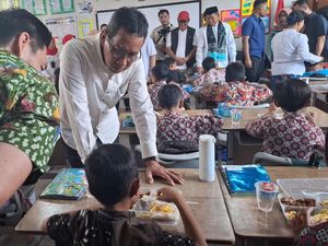 Heru Budi Bagikan Makan Siang Bergizi Gratis ke Siswa SD di Jakut
