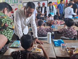 Heru Budi Bagikan Makan Siang Bergizi Gratis ke Siswa SD di Jakut