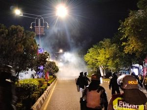 Polisi Bubarkan Paksa Mahasiswa Demo di DPR Aceh dengan Gas Air Mata Polisi Bubarkan Paksa Mahasiswa Demo di DPR Aceh dengan Gas Air Mata