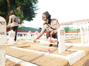Srikandi Polres Ponorogo Ziarah Makam Pahlawan Jelang HUT Polwan