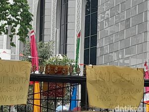 Mahasiswa Sita Kantor DPRD Sumut, Bicara soal Politik Dinasti-Putusan MK Mahasiswa Sita Kantor DPRD Sumut, Bicara soal Politik Dinasti-Putusan MK