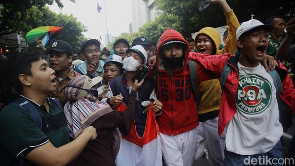 Potret Pelajar Ikut Aksi Kawal Putusan MK di KPU