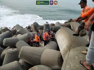 Nekat Mancing Saat Teler, Pria Kulon Progo Jatuh ke Pemecah Ombak Pantai Congot