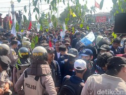 Aksi Tolak RUU Pilkada, Ribuan Mahasiswa di Bengkulu Terhalang Kawat Berduri
