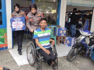 Bagi-bagi Bingkisan-Pengobatan Gratis Difabel Peringati HUT Polwan Bagi-bagi Bingkisan-Pengobatan Gratis Difabel Peringati HUT Polwan