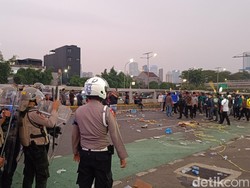 Mahasiswa Demo di DPR Masih Bertahan Petang Ini, Polisi Imbau Bubar