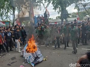 Demo di Depan Kantor DPRD Sumut Memanas, Bakar Ban hingga Lempar Botol