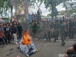 Demo di Depan Kantor DPRD Sumut Memanas, Bakar Ban hingga Lempar Botol