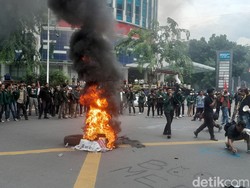 Geser dari DPRD Sumut, Massa Aksi Bakar Ban di Simpang Imam Bonjol