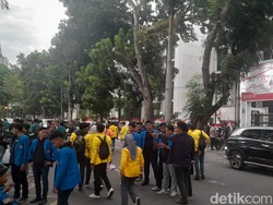 Mahasiswa Demo di Kantor DPRD Sumut Membubarkan Diri