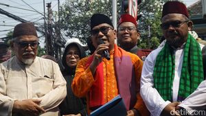 Tokoh Betawi Biem Benjamin Ikut Aksi di KPU