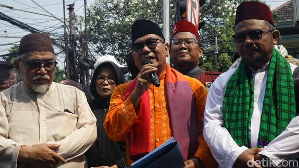 Tokoh Betawi Biem Benjamin Ikut Aksi di KPU