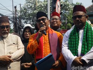 Tokoh Betawi Biem Benjamin Ikut Aksi di KPU