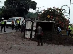 Truk di Bogor Terguling Usai Hindari Tabrakan Motor, Sopir Sempat Terjepit