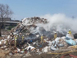 Tumpukan Sampah di Kelapa Gading Terbakar 2 Hari, Warga Terganggu Asap