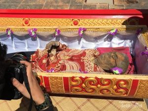Ritual Manene: Mengganti Baju Mumi Keluarga di Toraja