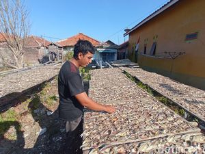 Kisah Sukses Ajid Antar 2 Anak Jadi Sarjana dari Usaha Ikan Asin Kisah Sukses Ajid Antar 2 Anak Jadi Sarjana dari Usaha Ikan Asin