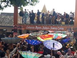 Warga Berdesakan Rebutan Sebaran Apem Kukus Keong Emas di Pengging