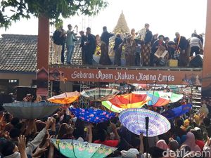 Warga Berdesakan Rebutan Sebaran Apem Kukus Keong Emas di Pengging Warga Berdesakan Rebutan Sebaran Apem Kukus Keong Emas di Pengging