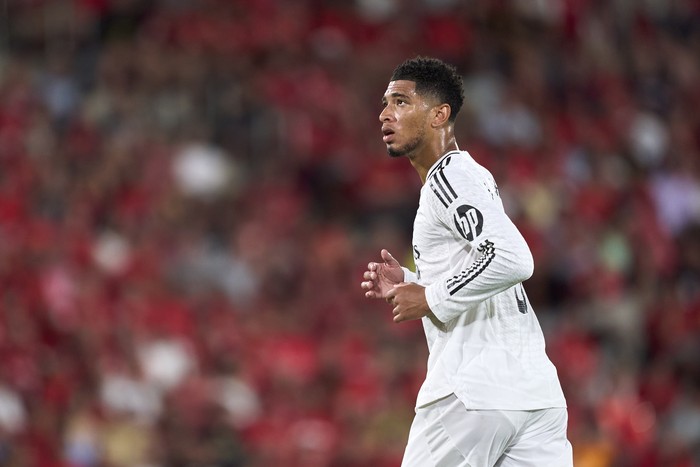 2167534310 MALLORCA, SPAIN - AUGUST 18: Jude Bellingham of Real Madrid CF looks on during the La Liga EA Sports match between RCD Mallorca and Real Madrid CF at Estadi de Son Moix on August 18, 2024 in Mallorca, Spain. (Photo by Mateo Villalba/Getty Images)
