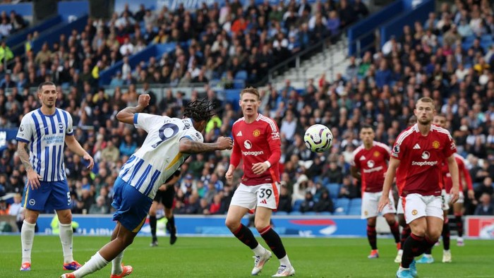 BRIGHTON, ENGLAND - AUGUST 24: Joao Pedro of Brighton & Hove Albion scores his teams second goal during the Premier League match between Brighton & Hove Albion FC and Manchester United FC at Amex Stadium on August 24, 2024 in Brighton, England. (Photo by Eddie Keogh/Getty Images)