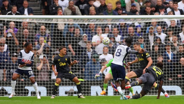 LONDON, ENGLAND - AUGUST 24: Yves Bissouma of Tottenham Hotspur scores his teams first goal past Jordan Pickford of Everton during the Premier League match between Tottenham Hotspur FC and Everton FC at Tottenham Hotspur Stadium on August 24, 2024 in London, England. (Photo by Marc Atkins/Getty Images)