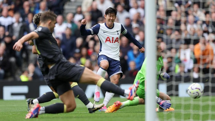 LONDON, ENGLAND - AUGUST 24: Son Heung-Min of Tottenham Hotspur scores a goal to make it 4-0 during the Premier League match between Tottenham Hotspur FC and Everton FC at Tottenham Hotspur Stadium on August 24, 2024 in London, England. (Photo by Catherine Ivill - AMA/Getty Images)
