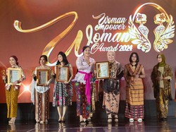 Direktur Komersial & UMKM bank bjb Raih Women Empower Women Award 2024