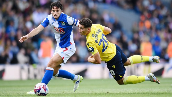BLACKBURN, ENGLAND - AUGUST 24: Lewis Travis of Blackburn Rovers is challenged by Ruben Rodrigues of Oxford United during the Sky Bet Championship match between Blackburn Rovers FC and Oxford United FC at Ewood Park on August 24, 2024 in Blackburn, England. (Photo by Ben Roberts Photo/Getty Images)