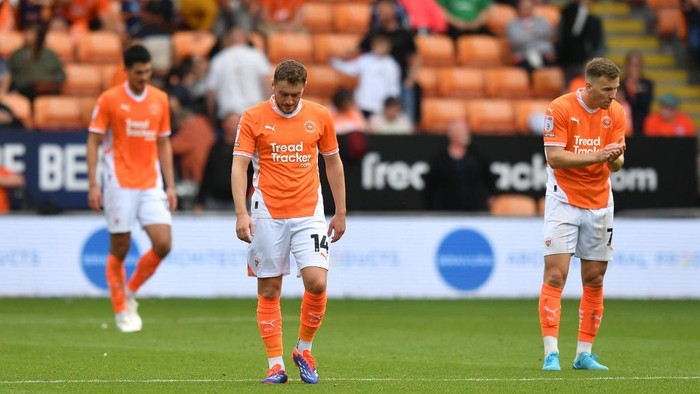 BLACKPOOL, ENGLAND - AUGUST 17: Dejected Blackpool players during the Sky Bet League One match between Blackpool FC and Stockport County FC at  on August 17, 2024 in Blackpool, England. (Photo by Dave Howarth - CameraSport via Getty Images)